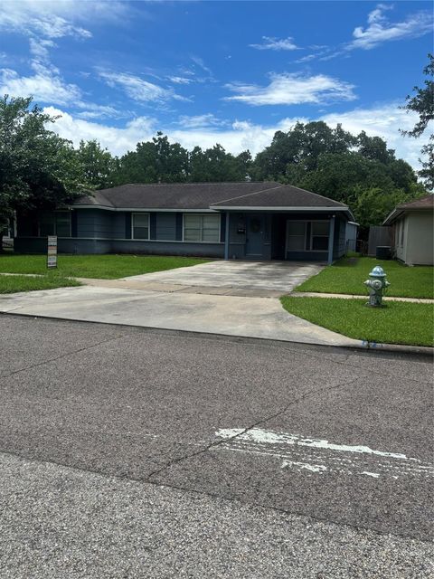  4713 Saxon St, Bellaire, TX 77401