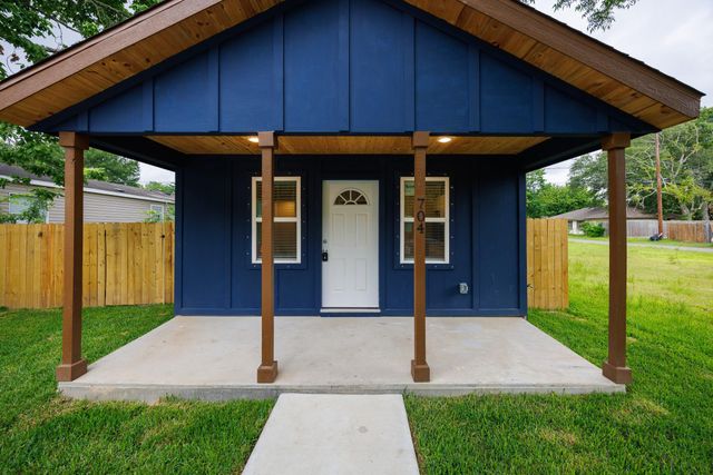 704 Travis, Baytown, TX, 77520