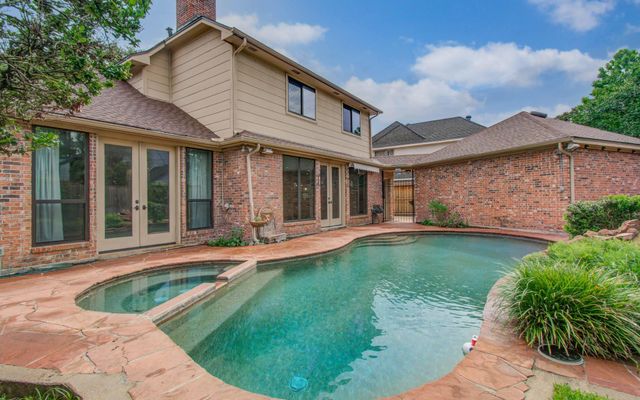  2 Hickory Shadows Dr, Houston, TX 77055