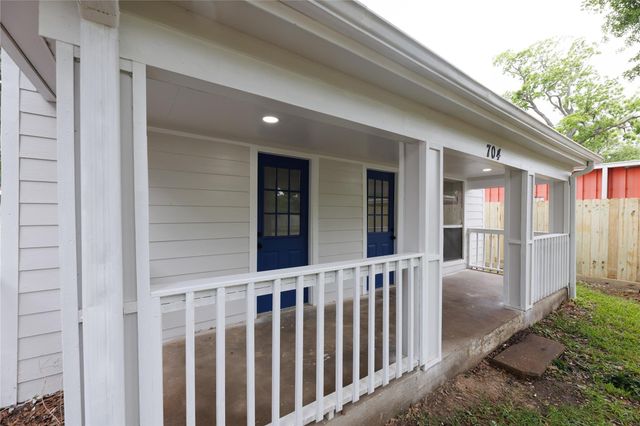 704 Willis