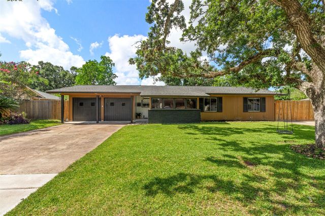  104 Pin Oak St, Lake Jackson, TX 77566