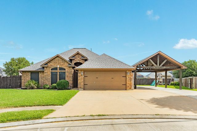 111 Goldfinch Ct, Richwood, TX 77531