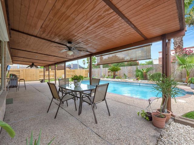  109 Country Ln, League City, TX 77573