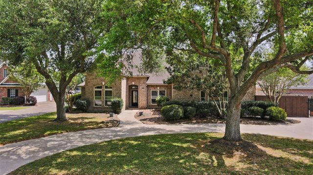 704 Heritage Oaks Dr, Angleton TX 77515