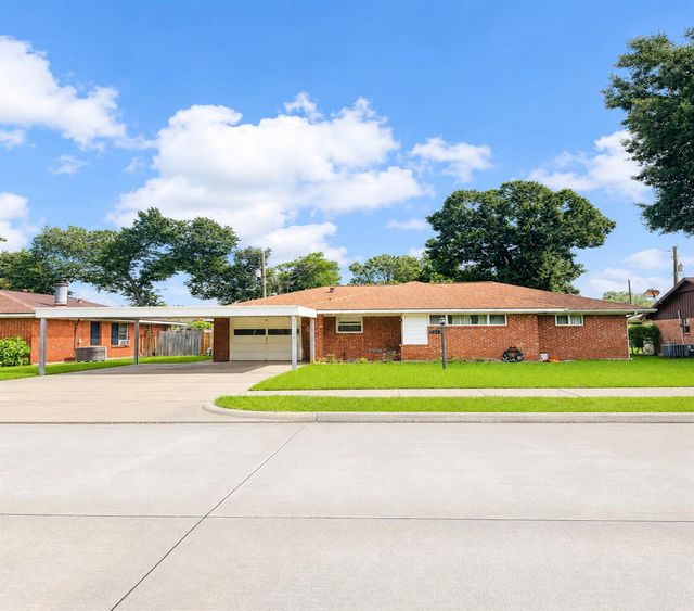  317 Richmond St, Angleton, TX 77515