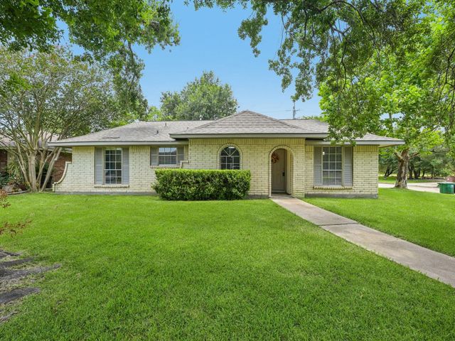  7110 Log View Dr, Houston, TX 77040