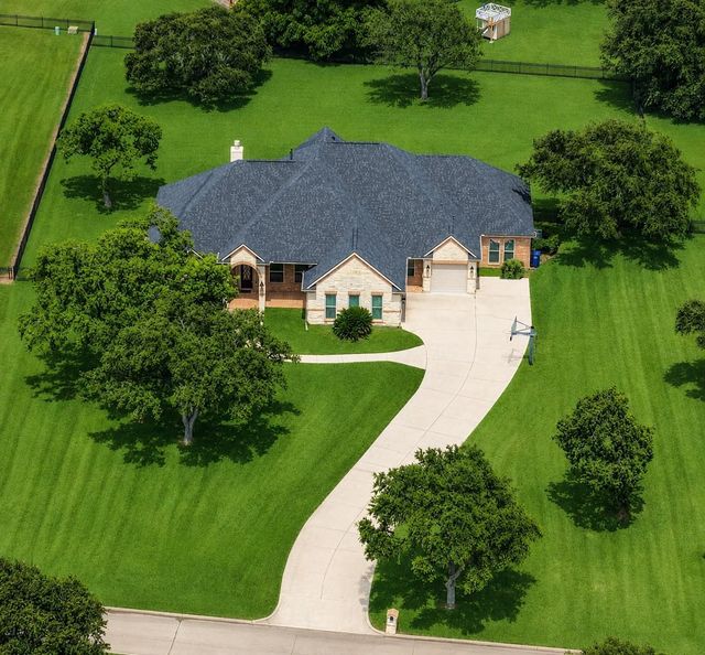  226 Houston Point Dr, Beach City, TX 77523