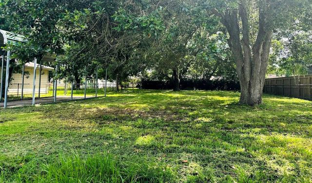 211 Hickory, Sweeny, TX, 77480