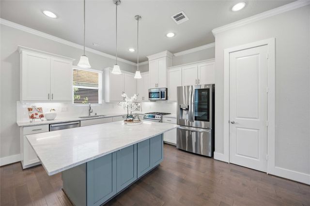  420 W 28th St B, Houston, TX 77008