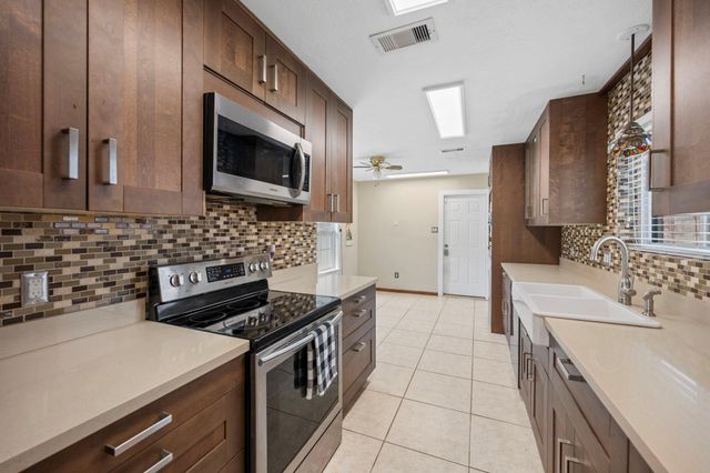  2327 Colonial Ridge Dr, Friendswood, TX 77546