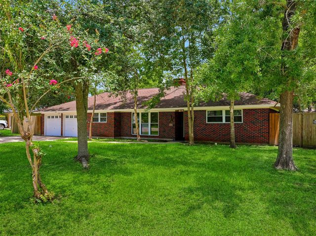  2921 Oak Dr, Dickinson, TX 77539