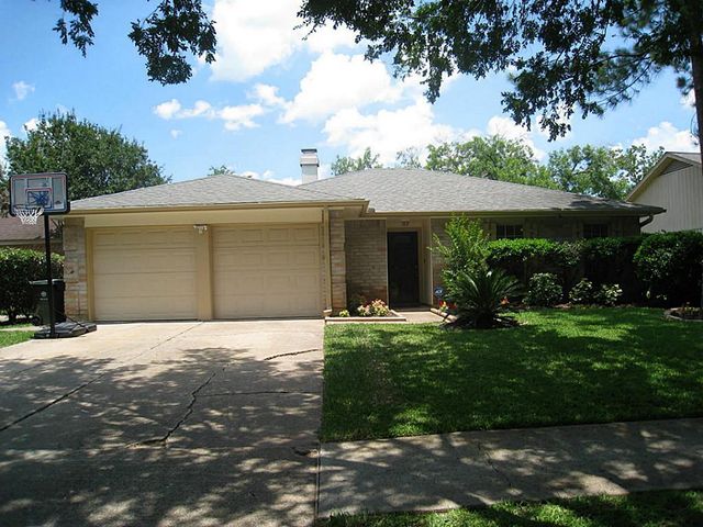  3103 Sam Houston Dr, Sugar Land, TX 77479