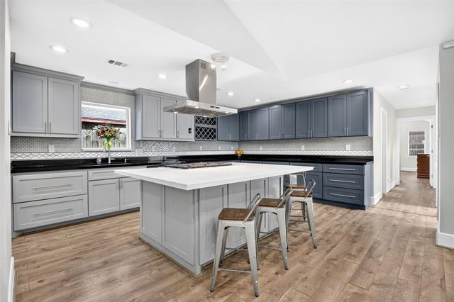 10335 Emnora Ln, Houston, TX 77043