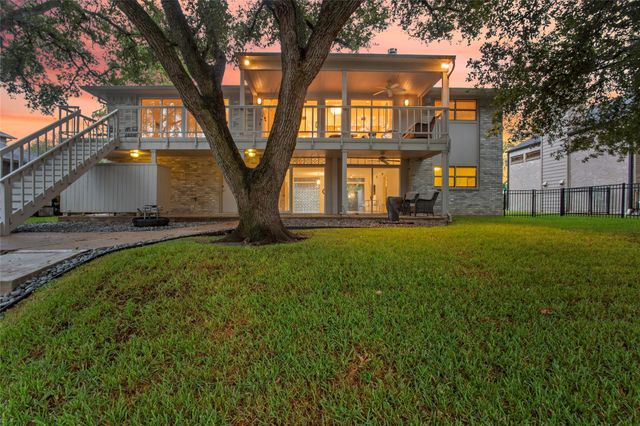  67 Harbor Ln, Kemah, TX 77565