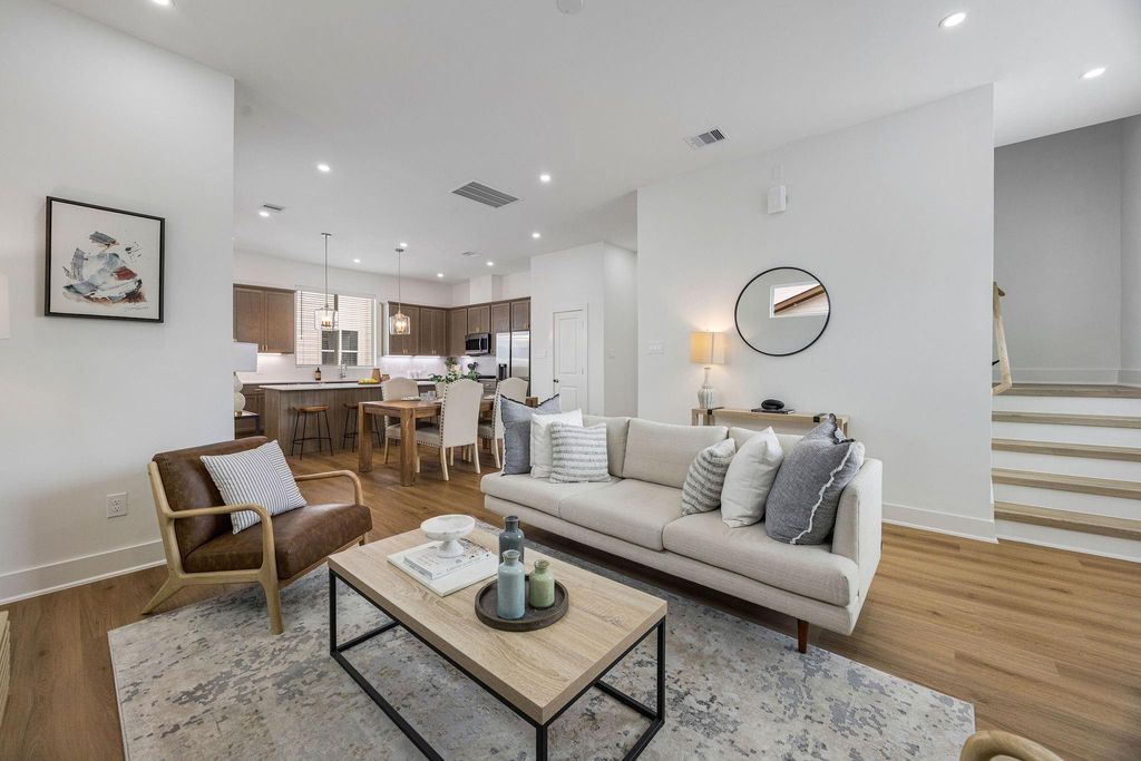 Modern 3BR Townhome – Commons at West Tidwell