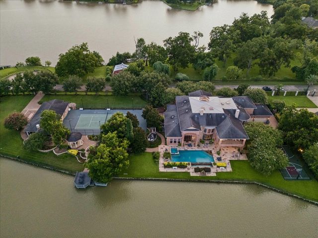 7 Paradise Point, Sugar Land TX 77478