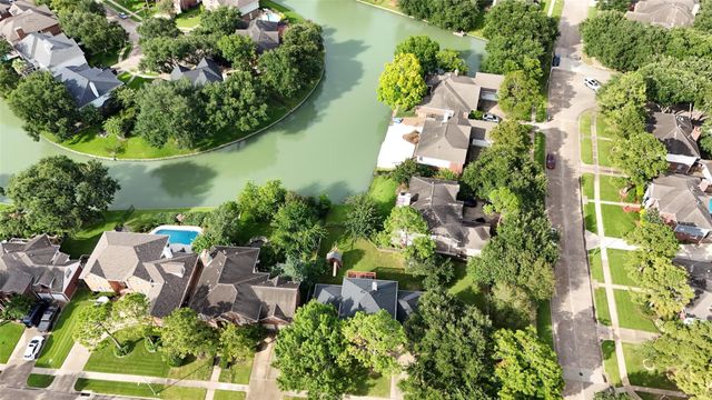  1110 Lake Estates Dr, Sugar Land, TX 77498