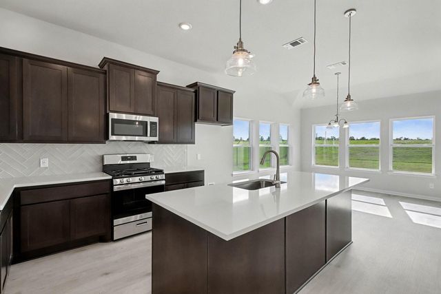  2000 Twin Lakes Blvd, West Columbia, TX 77486