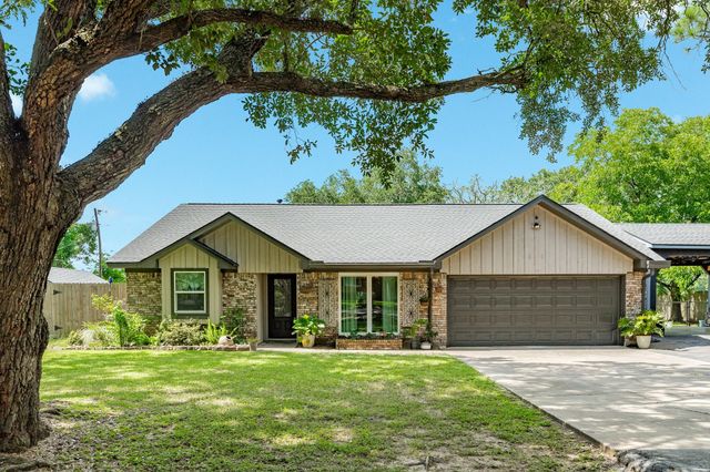  302 E Bronco Bend St, Angleton, TX 77515