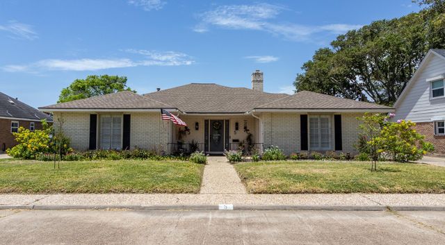 5 Colony Park Cir, Galveston, TX 77551