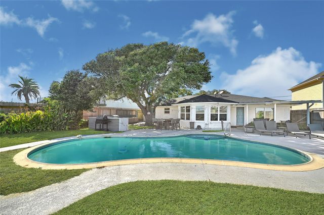  8010 Ocean Dr, Beach City, TX 77523