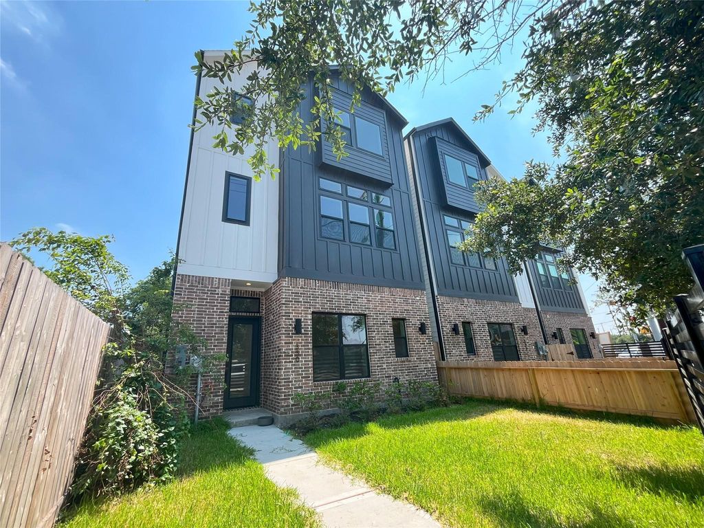 New York–Inspired 3BR Townhome Near Downtown