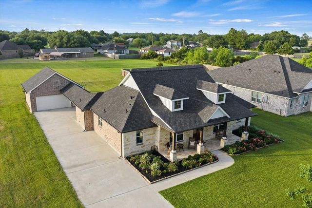  907 Oak St, Anahuac, TX 77514
