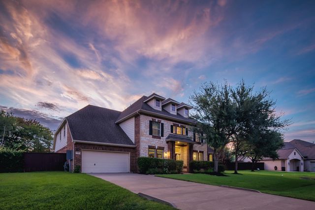  2400 Lakeway Dr, Friendswood, TX 77546