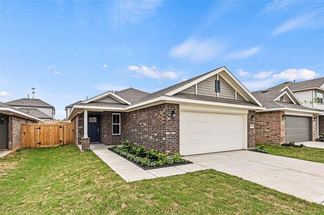  4402 W Bayou Maison Cir, Dickinson, TX 77539