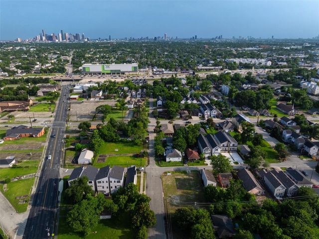 421 34th, Houston, TX, 77018