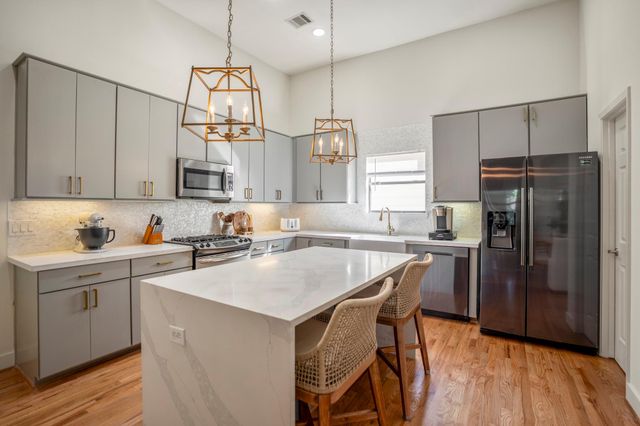  5841 Darling St C, Houston, TX 77007
