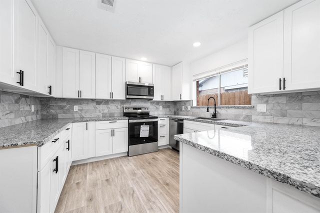  10402 Rancho Bernardo Ln, Sugar Land, TX 77498