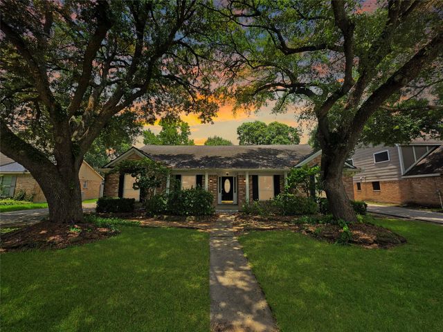  7907 12th Fairway Ln, Humble, TX 77346