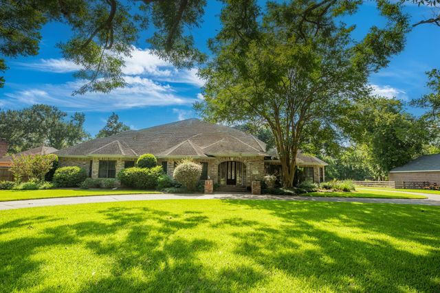  114 Rosewood St, Lake Jackson, TX 77566