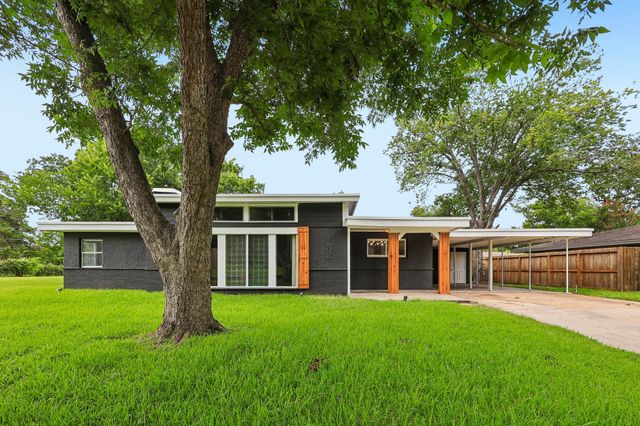  159 Oak Dr, Lake Jackson, TX 77566