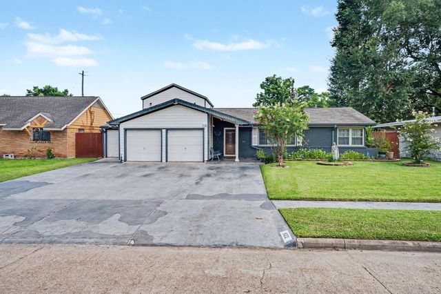  922 Peach Spring Dr, Houston, TX 77088