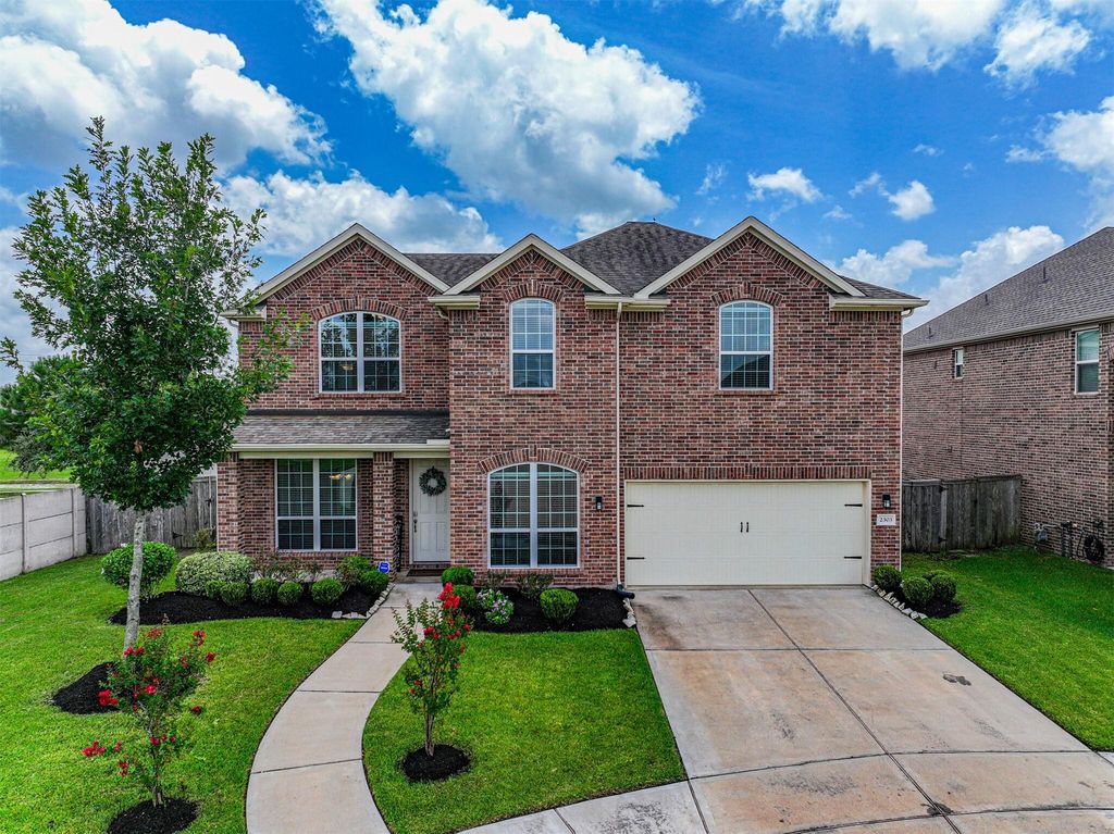 2303 Rosehill Garden Trail in Pearland, Texas