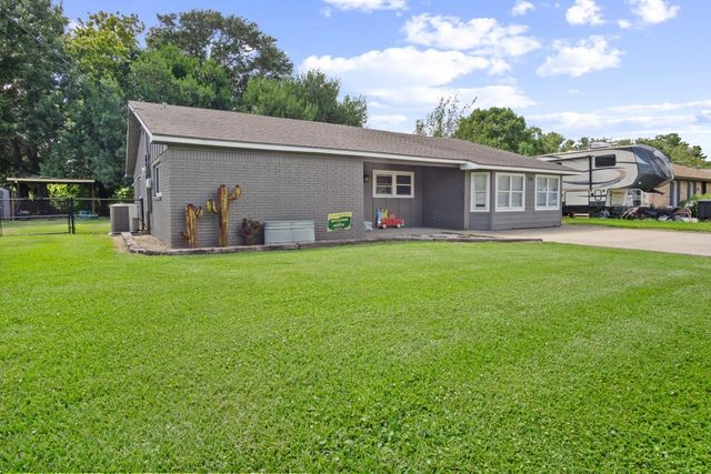  138 N Lake Dr, Winnie, TX 77665