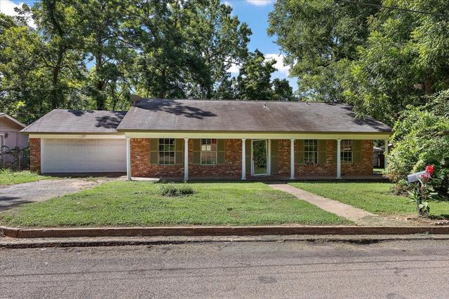  207 E Homewood Dr, Crockett, TX 75835