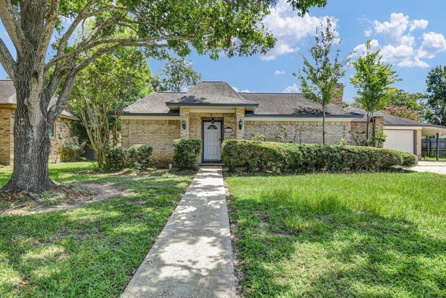  110 Buttercup St, Lake Jackson, TX 77566