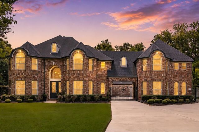  9010 Willow Springs Ln, Conroe, TX 77302