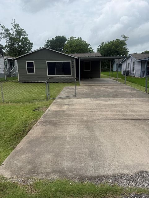 720 Austin, Clute, TX, 77531