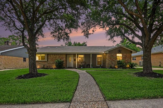  722 Seaway Dr, Seabrook, TX 77586