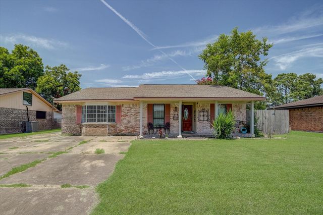  157 Houston St, Angleton, TX 77515