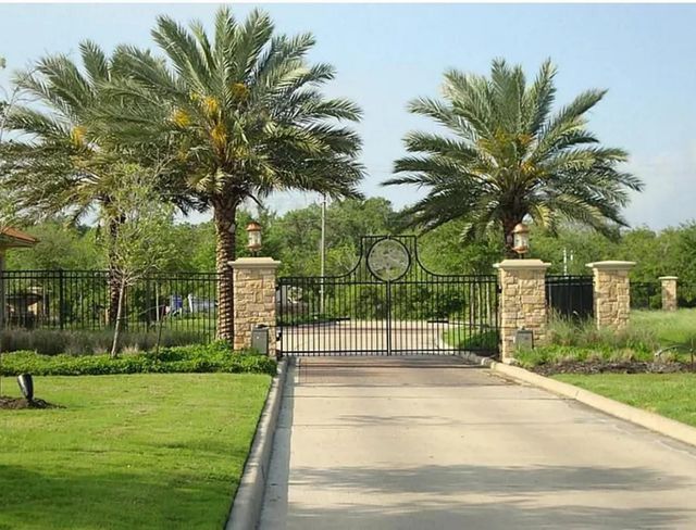  6311 Redfish Reef Dr, Beach City, TX 77523