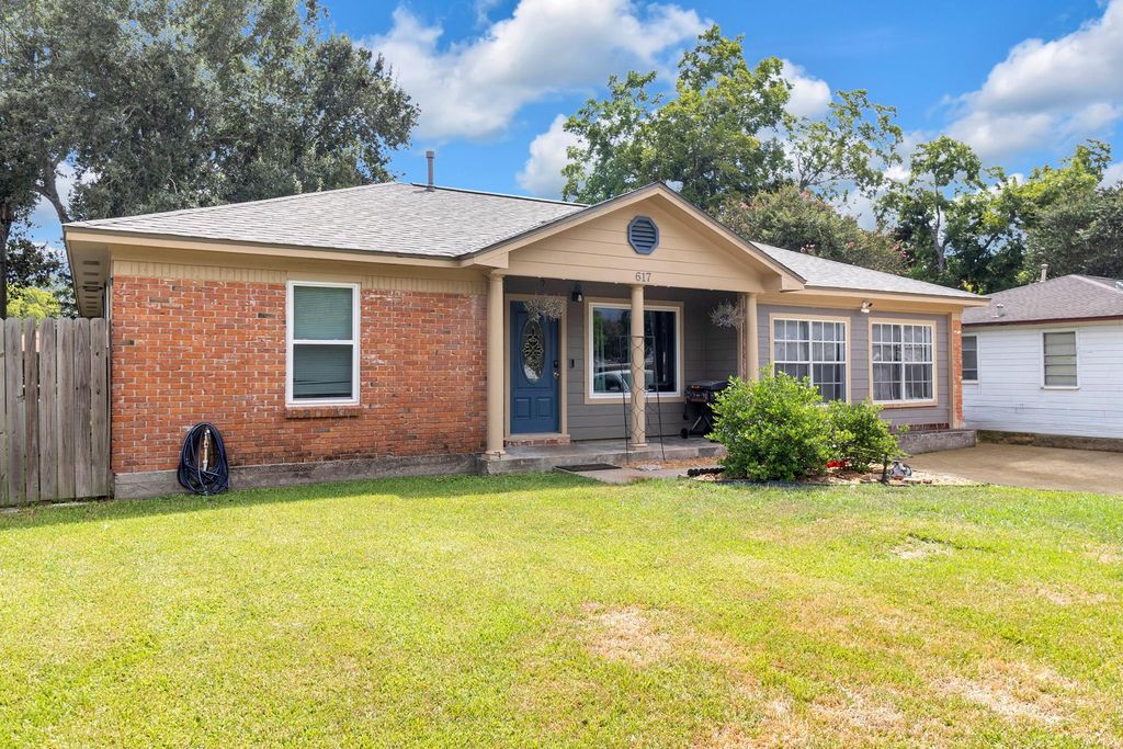 617 Catalpa St, Angleton, TX 77515 cover photo. Doors Open Tour advertisement.