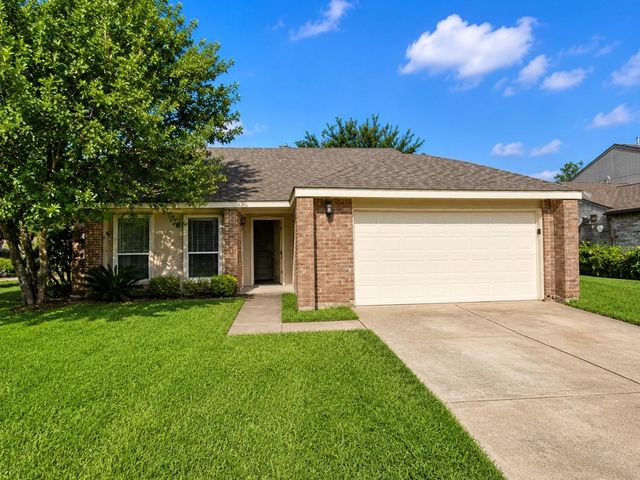  325 Old Course Dr, Friendswood, TX 77546