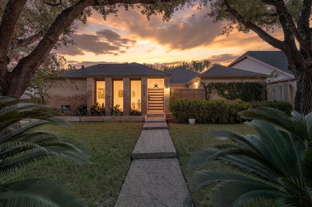  11807 Carriage Hill Dr, Houston, TX 77077