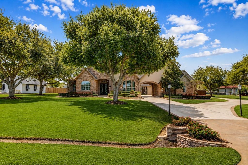 Street View — Front Yard & Lawn