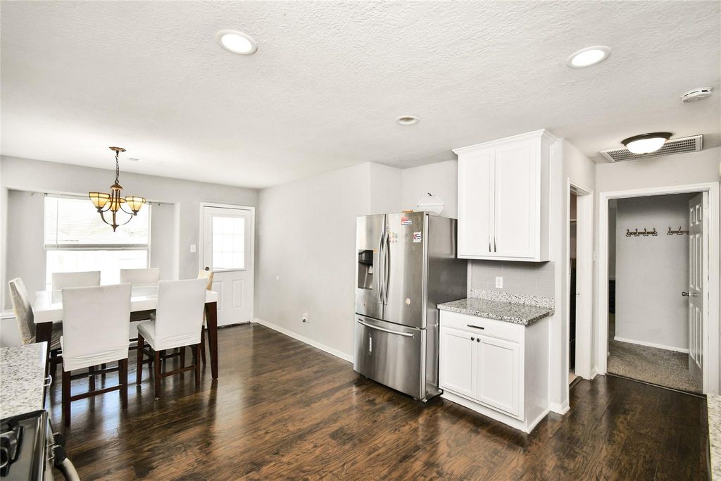 Kitchen and breakfast area